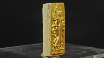 พระสีวลี รุ่น รุ่งเรือง​เฟื่องฟู​ วัด​คงคา​เลียบ​ บางกล่ำ​ สงขลา​ พ.ศ.2568 ขาวพ้นทอง (น้ำท่วมสภาพดี)