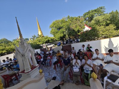 พระสมเด็จพรายเทพนิมิตร แจกทานและแจกพระเกจิในพิธีปลุกเสกพระสีวลี​ รุ่น รุ่งเรือง​เฟื่องฟู​ วัด​คงคา​เลียบ​ บางกล่ำ​ สงขลา​ พ.ศ.2568
