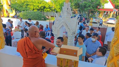 พระสมเด็จพรายเทพนิมิตร แจกทานและแจกพระเกจิในพิธีปลุกเสกพระสีวลี​ รุ่น รุ่งเรือง​เฟื่องฟู​ วัด​คงคา​เลียบ​ บางกล่ำ​ สงขลา​ พ.ศ.2568