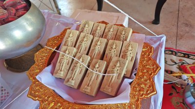 พรายเทพนิมิตรจัมโบ้ รุ่น รุ่งเรือง​เฟื่องฟู​ วัด​คงคา​เลียบ​ บางกล่ำ​ สงขลา​ พ.ศ.2568 (แจกทีมงานร่วมสร้าง) สร้าง 29องค์ อุดผงพรายกุมารฝังของในองค์
