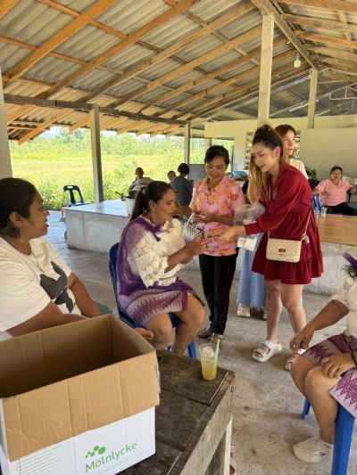 ปิดตาผงพราย รุ่น ๙ หน้ารวย ที่ระลึก​งานทอดผ้าป่าสามัคคี​พ่อท่านมหานิ​มิตร​ สำนักสงฆ์​ศาลา​เคียน​ตู​ชัย​ รัตภูมิ​ พ.ศ.2568 (ผงแดง)