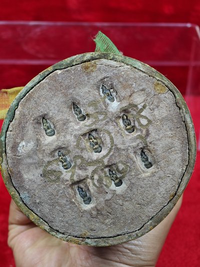 กุมารทองเก้าโกศครูบาชัยชนะ รุ่นแรก รุ่น โชคลาภค้าขายร่ำรวย (โลหะอุดดิน 7ป่าช้า) สูง 7.5 นิ้ว กรรมการสีทอง สร้าง 299ตน