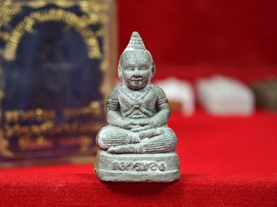 กุมารทองสมบัติ รุ่น ขอให้รวยๆๆ (ขนาดพกพา รุ่น2) ลพ.พูล วัดไผ่ล้อม นครปฐม พ.ศ.2543 ตะกรุดเงิน กุมารทองสมบัติ รุ่น ขอให้รวยๆๆ (ขนาดพกพา รุ่น2) ลพ.พูล วัดไผ่ล้อม นครปฐม พ.ศ.2543 ตะกรุดเงิน