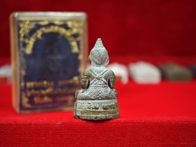 กุมารทองสมบัติ รุ่น ขอให้รวยๆๆ (ขนาดพกพา รุ่น2) ลพ.พูล วัดไผ่ล้อม นครปฐม พ.ศ.2543 ตะกรุดเงิน กุมารทองสมบัติ รุ่น ขอให้รวยๆๆ (ขนาดพกพา รุ่น2) ลพ.พูล วัดไผ่ล้อม นครปฐม พ.ศ.2543 ตะกรุดเงิน