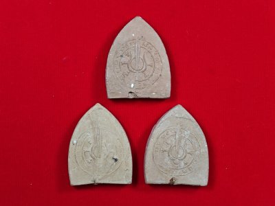 พระสามเนื้อดินเจ็ดป่าช้า หลวงพ่อเต๋ คงทอง วัดสามง่าม พ.ศ.2505-2507 องค์ละ 1500 พระสามเนื้อดินเจ็ดป่าช้า หลวงพ่อเต๋ คงทอง วัดสามง่าม พ.ศ.2505-2507 องค์ละ 1500