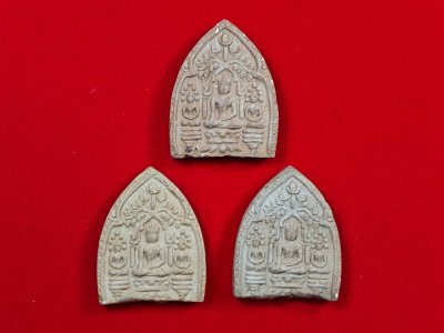 พระสามเนื้อดินเจ็ดป่าช้า หลวงพ่อเต๋ คงทอง วัดสามง่าม พ.ศ.2505-2507 องค์ละ 1500 พระสามเนื้อดินเจ็ดป่าช้า หลวงพ่อเต๋ คงทอง วัดสามง่าม พ.ศ.2505-2507 องค์ละ 1500