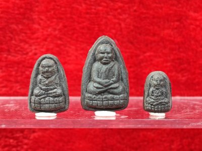 หลวงปู่ทวดเนื้อว่าน "รุ่นวิเศษ 60" ชุดสามองค์ในซองเดิมวัด อ.นอง วัด​ทรายขาว​