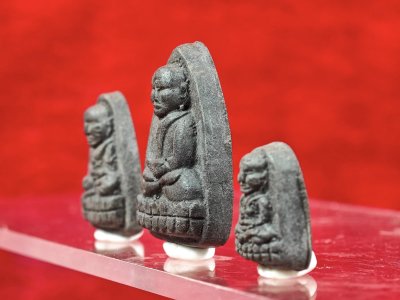 หลวงปู่ทวดเนื้อว่าน "รุ่นวิเศษ 60" ชุดสามองค์ในซองเดิมวัด อ.นอง วัด​ทรายขาว​