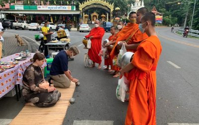 Half Day Tour Doi Suthep & Monk Almsgiving (Morning)