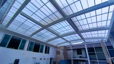 หลังคาเลื่อนโพลีคาร์บอเนต