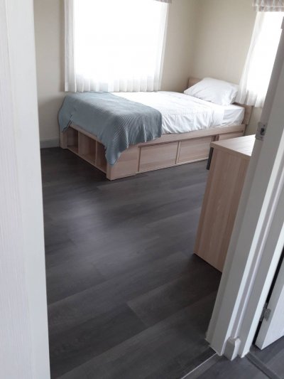 ออกแบบพื้นห้องนอนด้วย พื้นไม้ลามิเนตและพื้นกระเบื้องยางลายไม้