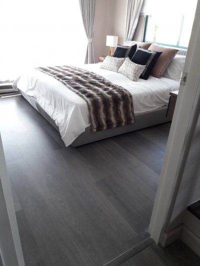 ออกแบบพื้นห้องนอนด้วย พื้นไม้ลามิเนตและพื้นกระเบื้องยางลายไม้