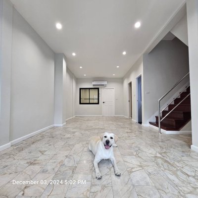 ใหเ้ช่า บ้านทาวน์เฮ้าส์ 2 ชั้น 4 ห้องนอน 2 ห้องน้ำ บางบัวทอง นนทบุรี ถนนหน้าบ้านกว้าง เพื่อนบ้านเป็นมิตร