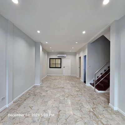 ใหเ้ช่า บ้านทาวน์เฮ้าส์ 2 ชั้น 4 ห้องนอน 2 ห้องน้ำ บางบัวทอง นนทบุรี ถนนหน้าบ้านกว้าง เพื่อนบ้านเป็นมิตร