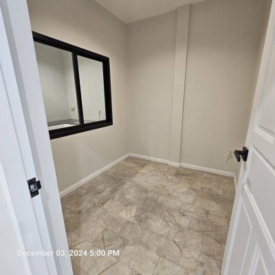 ใหเ้ช่า บ้านทาวน์เฮ้าส์ 2 ชั้น 4 ห้องนอน 2 ห้องน้ำ บางบัวทอง นนทบุรี ถนนหน้าบ้านกว้าง เพื่อนบ้านเป็นมิตร