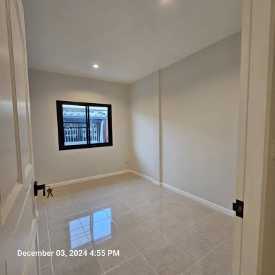 ใหเ้ช่า บ้านทาวน์เฮ้าส์ 2 ชั้น 4 ห้องนอน 2 ห้องน้ำ บางบัวทอง นนทบุรี ถนนหน้าบ้านกว้าง เพื่อนบ้านเป็นมิตร