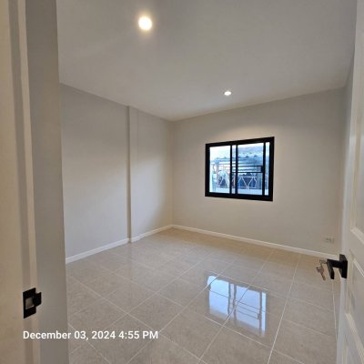 ใหเ้ช่า บ้านทาวน์เฮ้าส์ 2 ชั้น 4 ห้องนอน 2 ห้องน้ำ บางบัวทอง นนทบุรี ถนนหน้าบ้านกว้าง เพื่อนบ้านเป็นมิตร