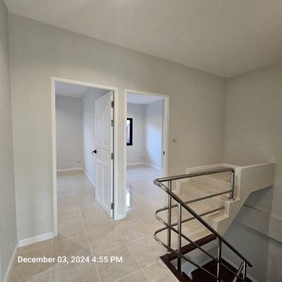 ใหเ้ช่า บ้านทาวน์เฮ้าส์ 2 ชั้น 4 ห้องนอน 2 ห้องน้ำ บางบัวทอง นนทบุรี ถนนหน้าบ้านกว้าง เพื่อนบ้านเป็นมิตร