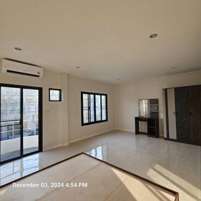 ใหเ้ช่า บ้านทาวน์เฮ้าส์ 2 ชั้น 4 ห้องนอน 2 ห้องน้ำ บางบัวทอง นนทบุรี ถนนหน้าบ้านกว้าง เพื่อนบ้านเป็นมิตร