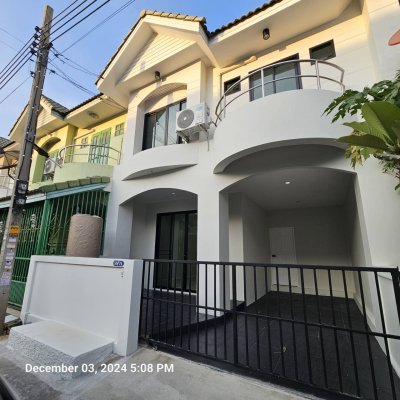 ใหเ้ช่า บ้านทาวน์เฮ้าส์ 2 ชั้น 4 ห้องนอน 2 ห้องน้ำ บางบัวทอง นนทบุรี ถนนหน้าบ้านกว้าง เพื่อนบ้านเป็นมิตร