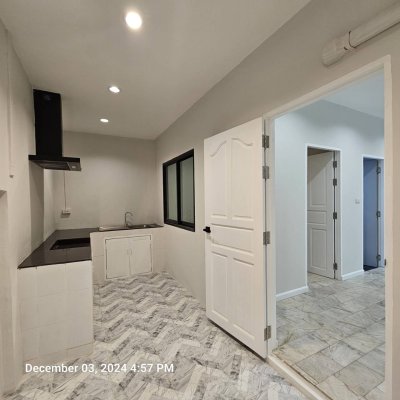 ใหเ้ช่า บ้านทาวน์เฮ้าส์ 2 ชั้น 4 ห้องนอน 2 ห้องน้ำ บางบัวทอง นนทบุรี ถนนหน้าบ้านกว้าง เพื่อนบ้านเป็นมิตร