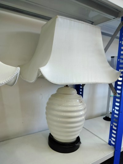 โคมไฟสีขาว (Table Lamp) หลอดไฟสี warm white - มือสอง