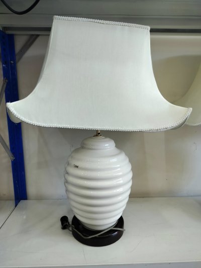 โคมไฟสีขาว (Table Lamp) หลอดไฟสี warm white - มือสอง