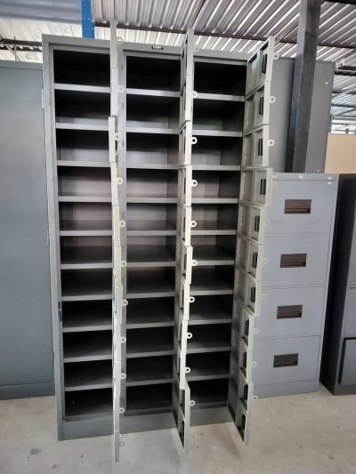 ตู้เหล็กล็อคเกอร์ 33 ช่อง (สีครีม) - มือสอง