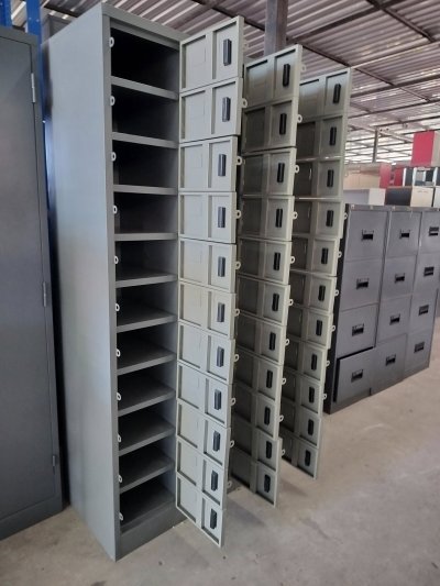 ตู้เหล็กล็อคเกอร์ 33 ช่อง (สีครีม) - มือสอง