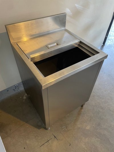 ถังน้ำแข็งสแตนเลสแบบฝาเปิดบน 60x60x100 cm (มีบาร์กั้นหลัง)