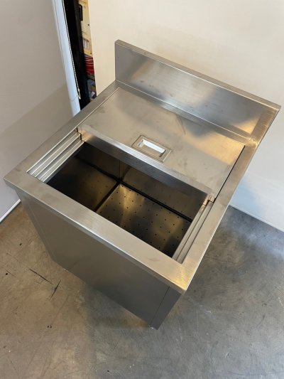 ถังน้ำแข็งสแตนเลสแบบฝาเปิดบน 60x60x100 cm (มีบาร์กั้นหลัง)