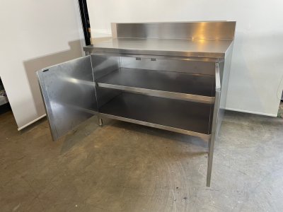 โต๊ะเตรียมสแตนเลส 60x120x100 cm (มีบาร์กั้นหลัง)