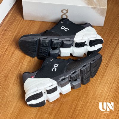 ON CLOUDFLYER 4 WIDE BLACK | WHITE [MEN]