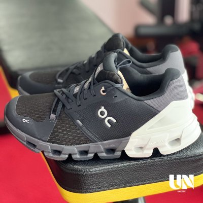 ON CLOUDFLYER 4 WIDE BLACK | WHITE [MEN]