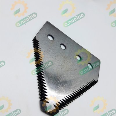 ใบมีดสามเหลี่ยม ใบมีดตัดหญ้า 2 ใบ (แถมน็อตจับใบมีด 4 ตัว)