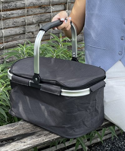 Picnic basket with temperature prevention