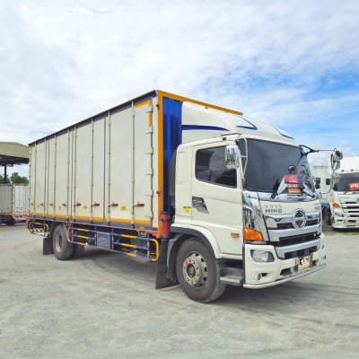 สด ลด VAT หกล้อตู้สิบบาน HINO FG 240 แรงม้า ปี 61 หลังคาแบบลอน