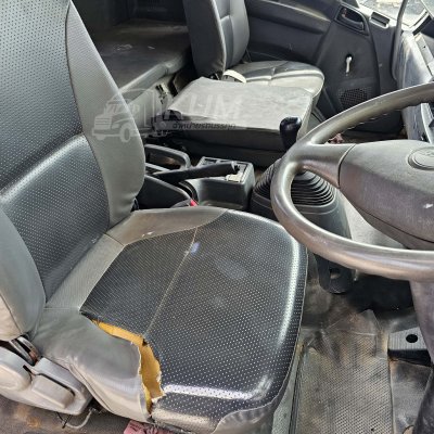 หกล้อเครน ISUZU FTR 240 แรงม้า ปี 57 เครน UNIC 5.5 ตัน 5 ปลอก 4 ชัก