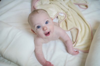 ผ้าห่มกันสะดุ้งสำหรับเด็กแรกเกิด - 1 ขวบ ขอบสีชมพู (ปักชื่อฟรี)
