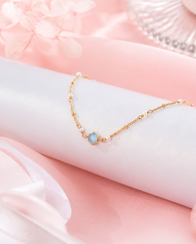 Lumina Hive สร้อยข้อมือหินนำโชค เสริมการสื่อสาร เจรจาไกล่เกลี่ย ลดกังวล สมดุลอารมณ์ – Blue Chalcedony & Pearl Bracelet