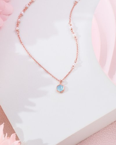 Lumina Hive สร้อยคอหินนำโชค เสริมการสื่อสาร เจรจาไกล่เกลี่ย ลดกังวล สมดุลอารมณ์ – Blue Chalcedony & Pearl Necklace