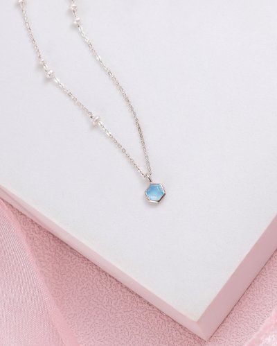Lumina Hive สร้อยคอหินนำโชค เสริมการสื่อสาร เจรจาไกล่เกลี่ย ลดกังวล สมดุลอารมณ์ – Blue Chalcedony & Pearl Necklace