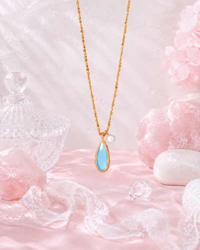 Moonlit Drop - Blue Chalcedony & Pearl Necklace สร้อยหินนำโชคนำเข้าจากเกาหลี เสริมการสื่อสาร ความเข้าใจ การทำงานเป็นทีม