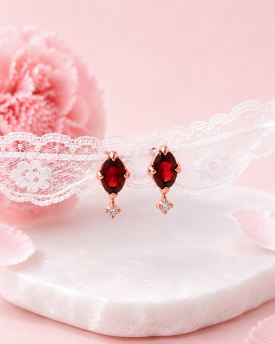 Side by Shine ตุ้มหูหินนำโชค เสริมมิตรภาพ การตัดสินใจ ความสำเร็จและมั่นคง - Garnet & White Topaz Earrings