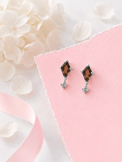 Side by Shine ตุ้มหูหินนำโชค ปกป้องพลังลบ ลดกังวล การตัดสินใจ การเริ่มต้นใหม่ - Smoky Quartz & White Topaz Earrings