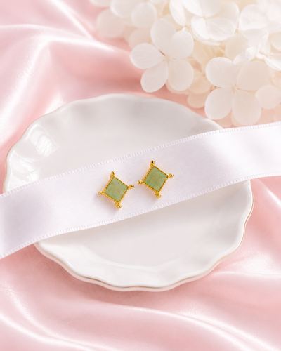 Starlit Glow - Green Quartz Earrings ตุ้มหูหินนำโชค เสริมความสงบ สมาธิ เพิ่มสมดุลอารมณ์ ชัดเจนทางความคิด