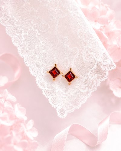 Starlit Glow - Red Garnet Earrings ตุ้มหูหินนำโชค จิตใจชัดเจน เสริมมิตรภาพ ความมั่นคงในใจ ความสำเร็จและก้าวหน้า