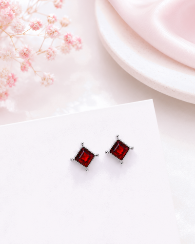 Starlit Glow - Red Garnet Earrings ตุ้มหูหินนำโชค จิตใจชัดเจน เสริมมิตรภาพ ความมั่นคงในใจ ความสำเร็จและก้าวหน้า