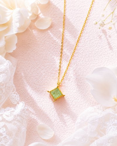Starlit Glow - Green Quartz Necklace สร้อยคอหินนำโชค เสริมความสงบ สมาธิ เพิ่มสมดุลอารมณ์ ชัดเจนทางความคิด