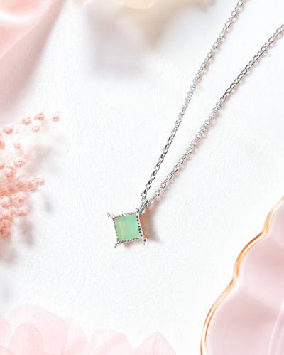 Starlit Glow - Green Quartz Necklace สร้อยคอหินนำโชค เสริมความสงบ สมาธิ เพิ่มสมดุลอารมณ์ ชัดเจนทางความคิด